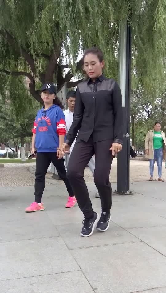 丹丹在教曳步舞.想学的加关注