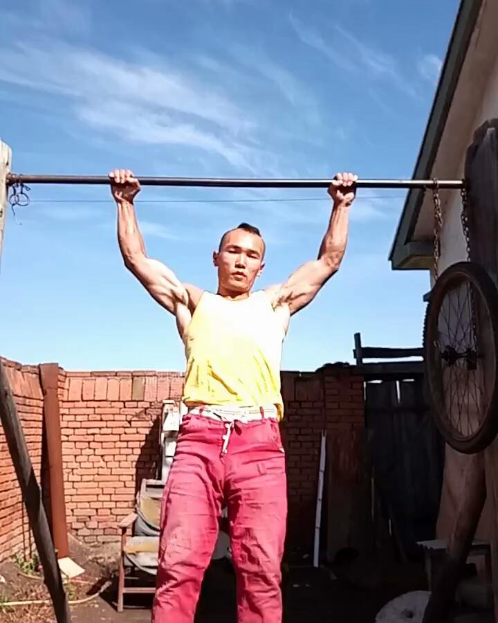 健身狂人的单杠太空步