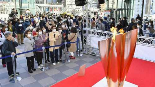 东京奥运圣火在仙台展览，超50000名日本观众聚集围观