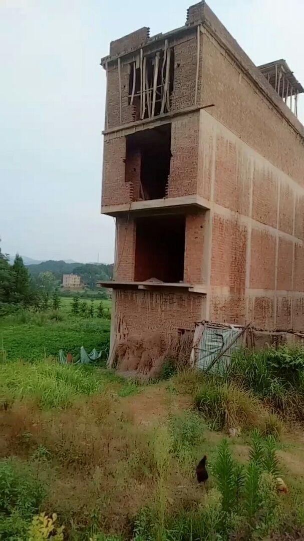 湖南房子# 咋看根基不稳啊?人住的吗?