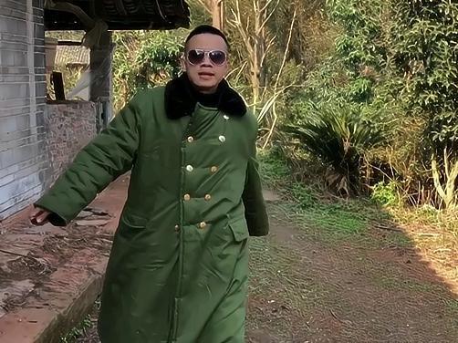 最火乡村扛把子!黑墨镜军大衣老铁没毛病!