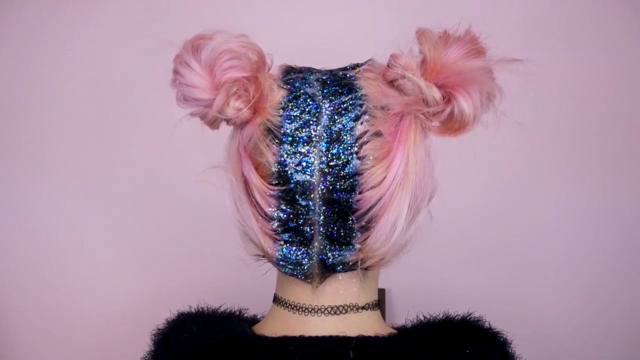 妹子将头发扎成丸子头,涂上闪粉后,看着可爱又漂亮!