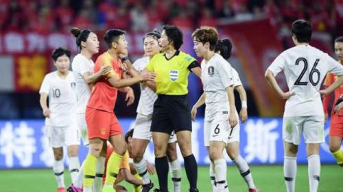 王霜遭韩国女足下黑脚 李影1V3为霜妹出头