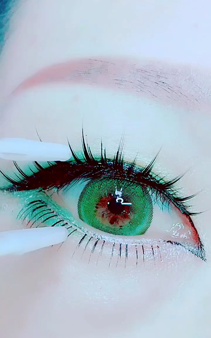 取下绿宝石眼球,还是一样的漂亮.