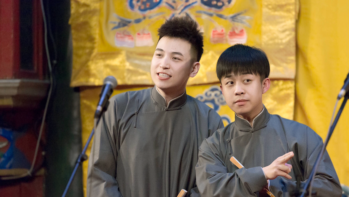 九龄抓着九龙的手说咱是正常交流,九龙掐九龄一下说你还是收钱吧