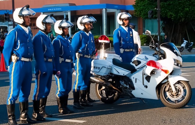 《日本警視庁交通总务科普法教育团队介绍片》女骑警真帅!