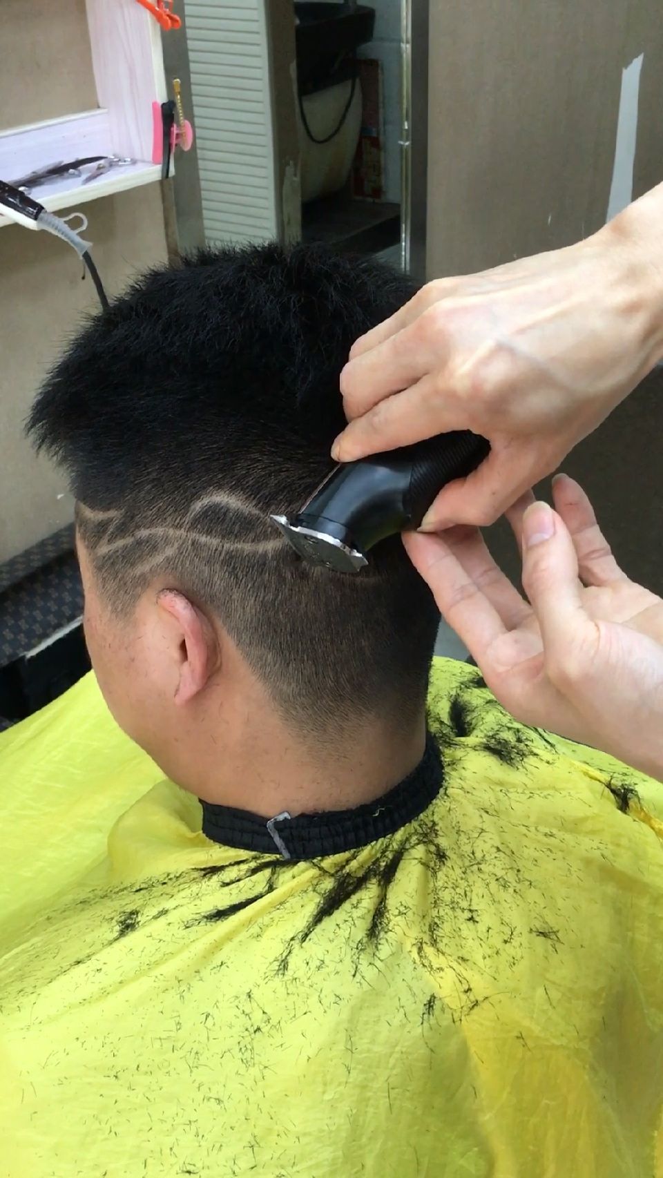 创意刻痕让发型更个性