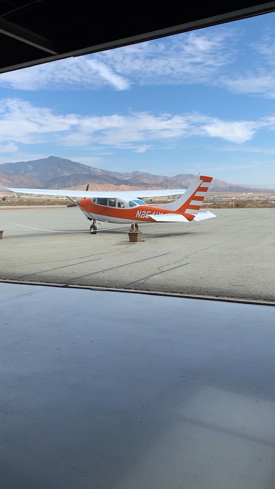 飞机 小灰机起飞在南加州