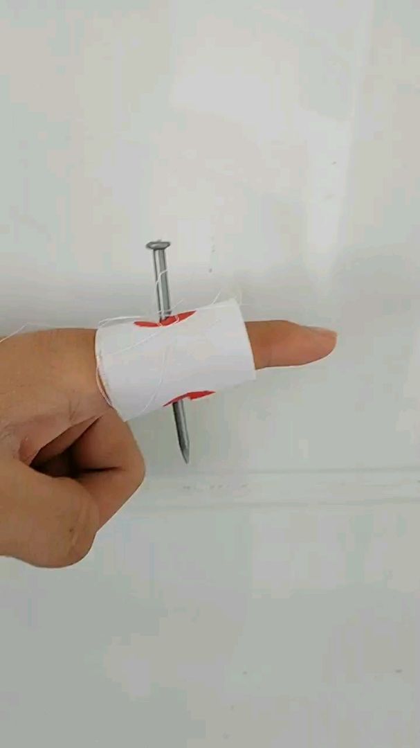 揭秘牛人钢钉穿手指