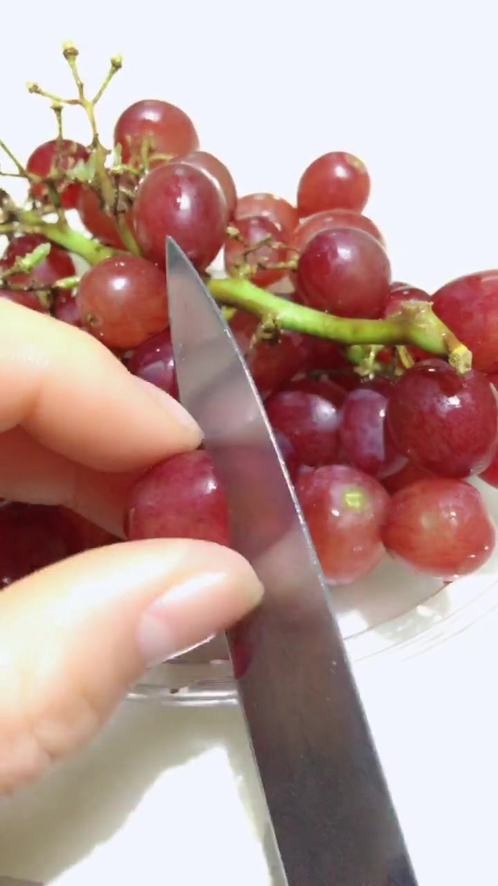 妈呀,切个葡萄都能切到手,干点活儿就要工钱啊