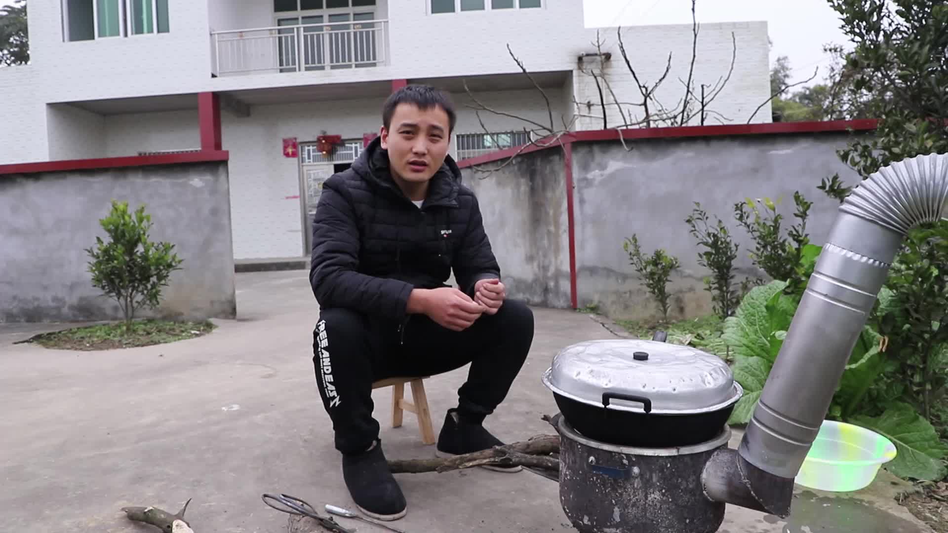 米饭哥陪家人吃饭,一口还没下去,已经挑好下一筷的目标