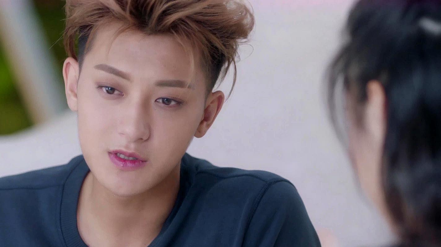 夜空星:黄子韬和真真甜蜜撒糖:除了你的电话我谁的也不接!