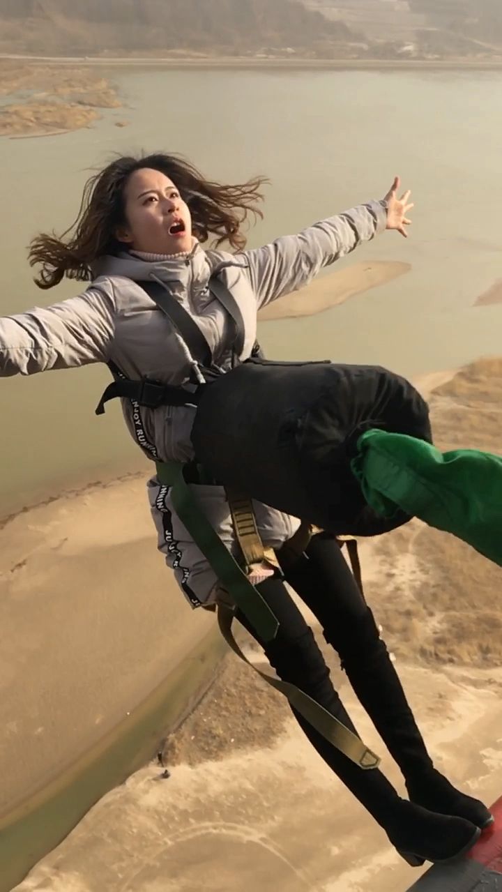 这个美女好勇敢,蹦极真淡定!