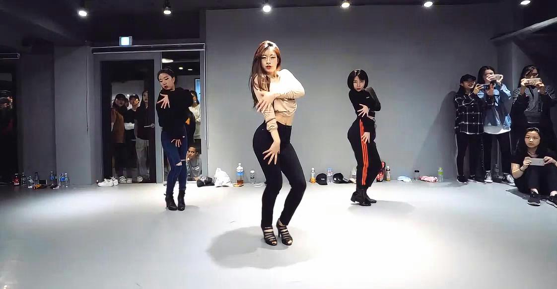 三位美女性感热舞,中间穿高跟鞋的小姐姐太抢眼,目光只追随你