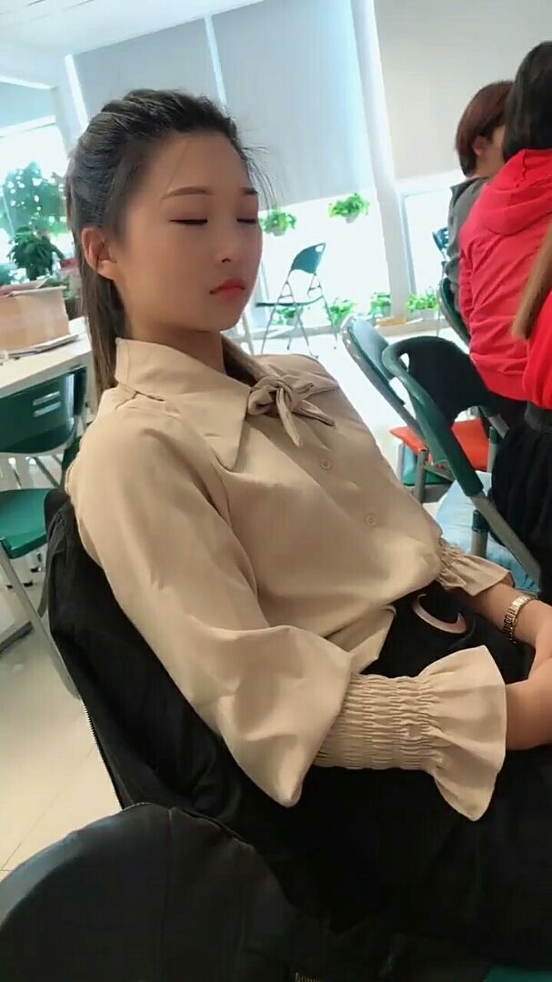 美女同事,你昨晚干啥去了,困成这样