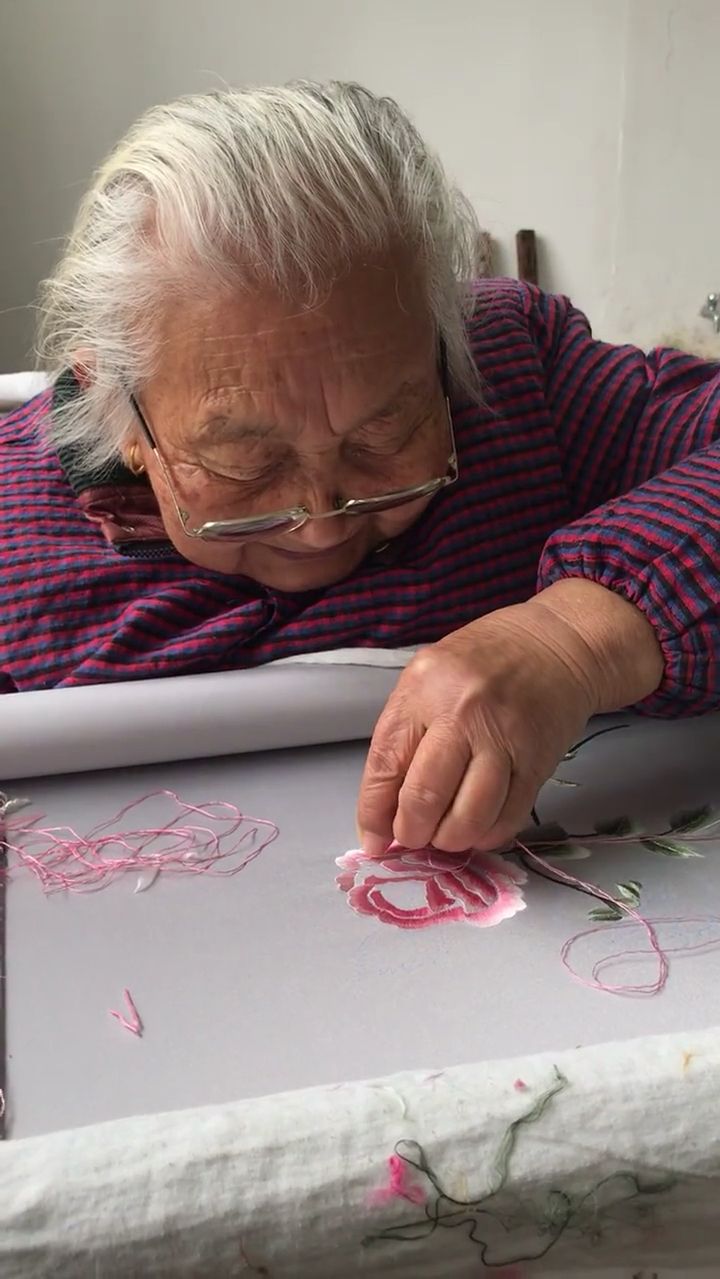 86岁的苏绣老绣娘,名字叫小转,13岁开始刺绣,她说还要绣20年