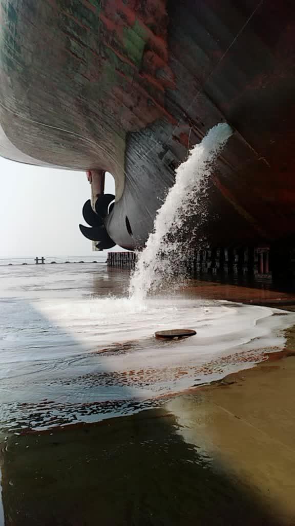 轮船在排压载水