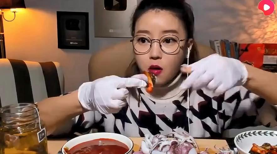 韩国大胃王吃播欧尼美女,吃小章鱼和泡菜,沾点酱汁,真好吃