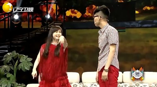 小品《狗邻居》，小伙把儿子送李湘，媳妇：你咋不把我送王岳伦