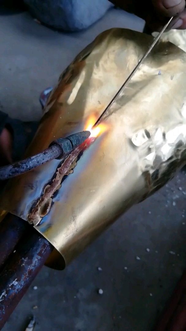 铜焊,像我们机械行业焊刀,还可以薄铁,铜等各种金属