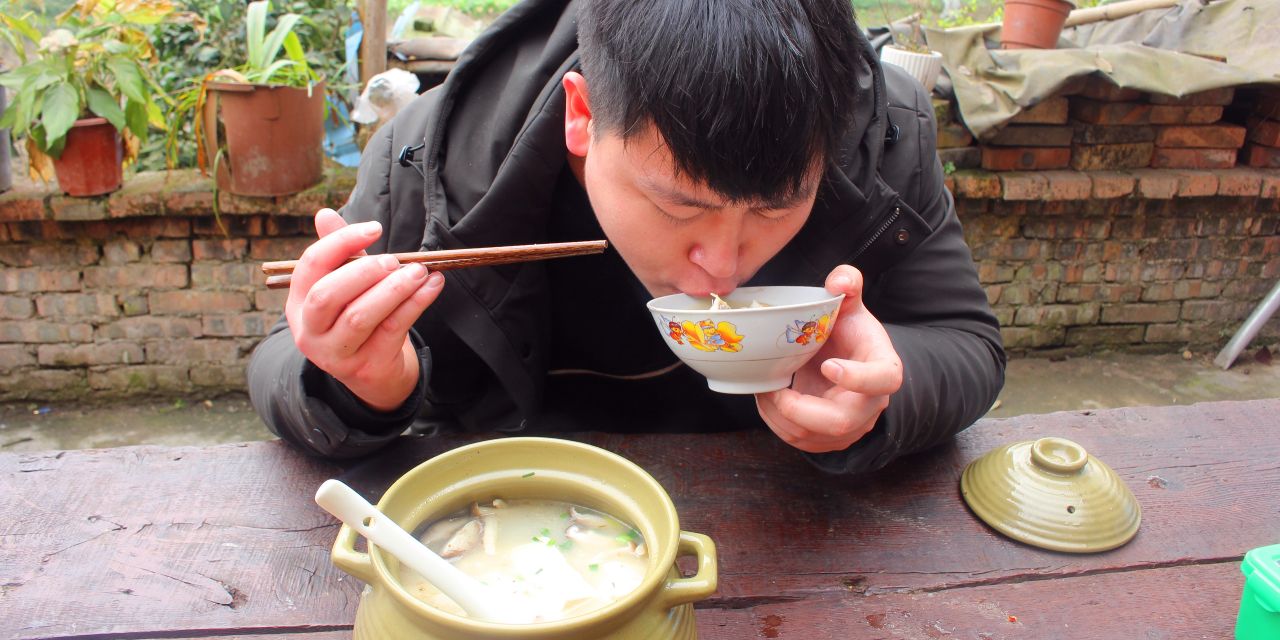 农村小哥在乡下做了一鱼两吃,只喝汤不吃饭,大口猛吃真爽