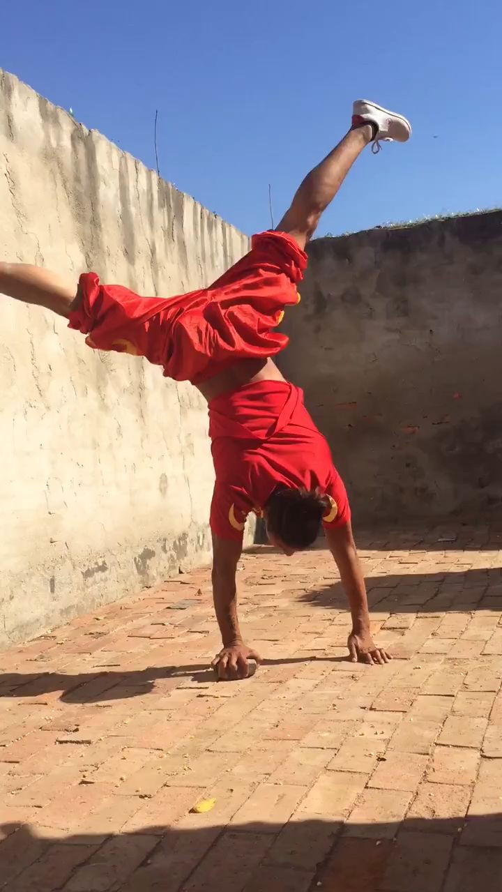 单手倒立表演,很厉害啊