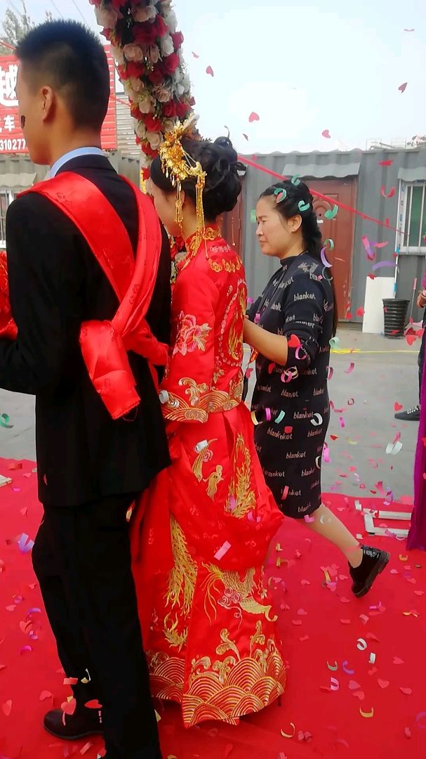 新郎官军哥哥,身挂大红花