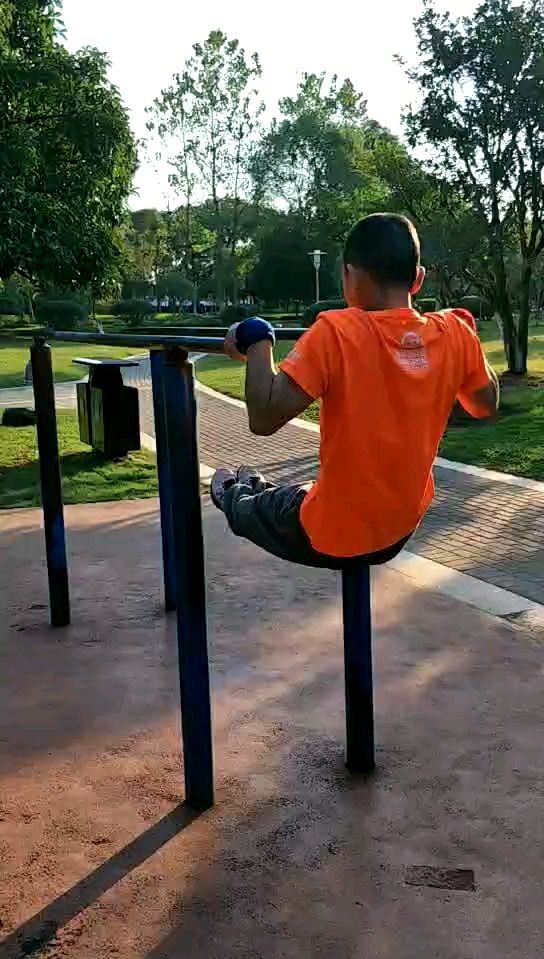 高手在民间!双杠吊腕慢起立臂