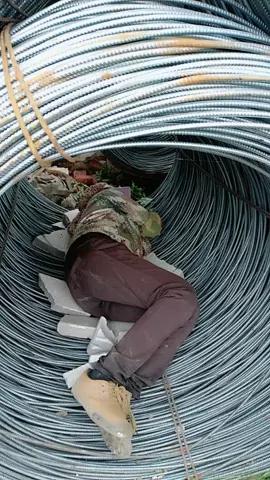 下班了,中午饭吃完饭,又到休息时间了看钢筋工大姐累的躺下就睡着了太