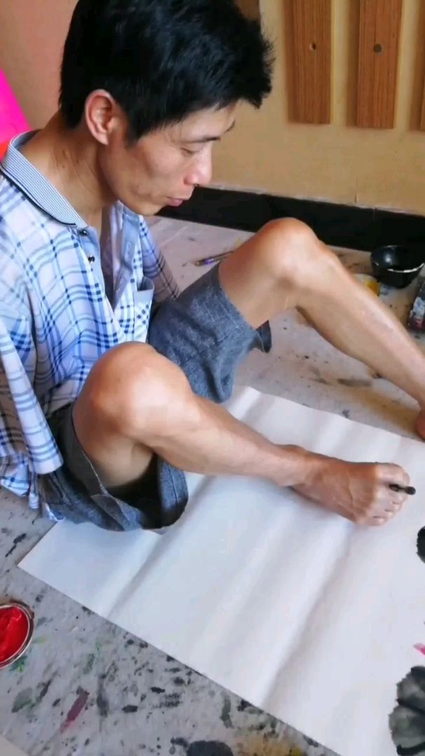 身残志不残,无臂画家用嘴画画写字,路过的朋友多多支持下,感恩