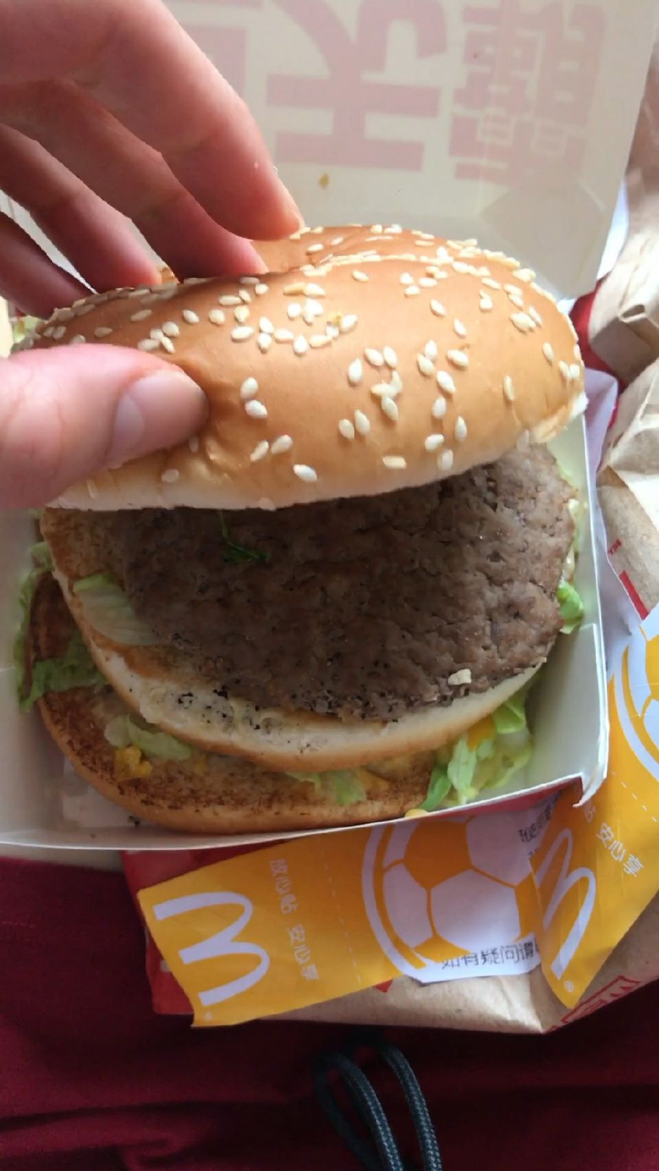 麦当劳巨无霸 ,虽然和想象有点差距 ,但深层看一下还不错