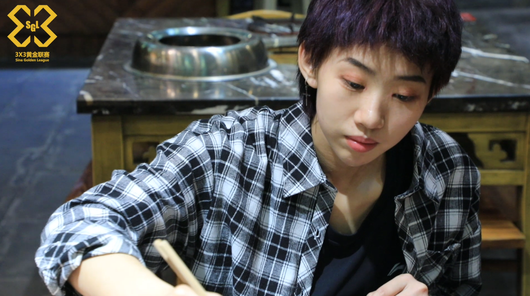 艾林林带你享受正宗重庆大火锅 球迷现场尴尬溢