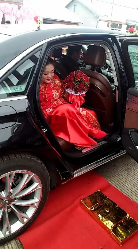 美丽的新娘下车