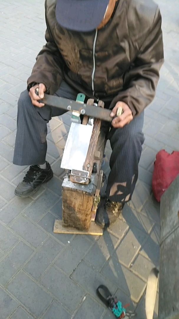 磨剪子锵菜刀,一毛钱一次,小时候门外面老是有人喊