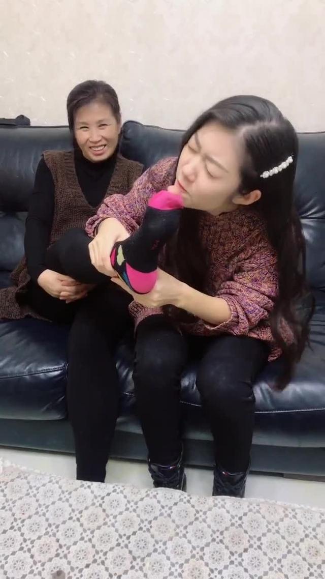 儿媳妇喜欢闻婆婆脚丫子