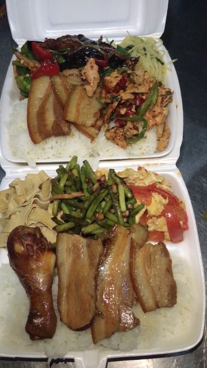 就这盒饭,十块钱,老铁们评评理,贵吗