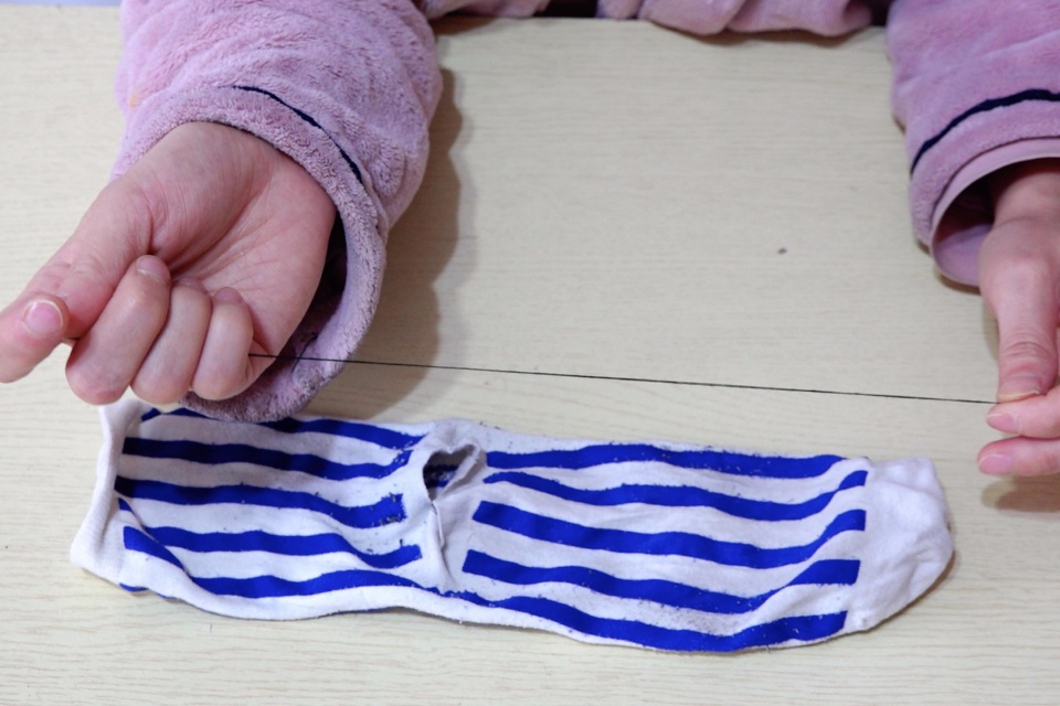 缝袜子的小技巧,以后袜子破了这样缝,简单又好看