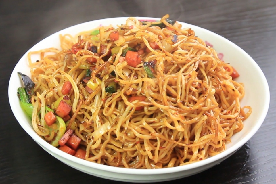 西北特色美食炒细面,教你在家炒出路边的味道,配料简单但很讲究