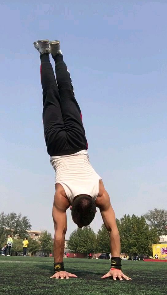 国门街健团练!达人解锁单手倒立