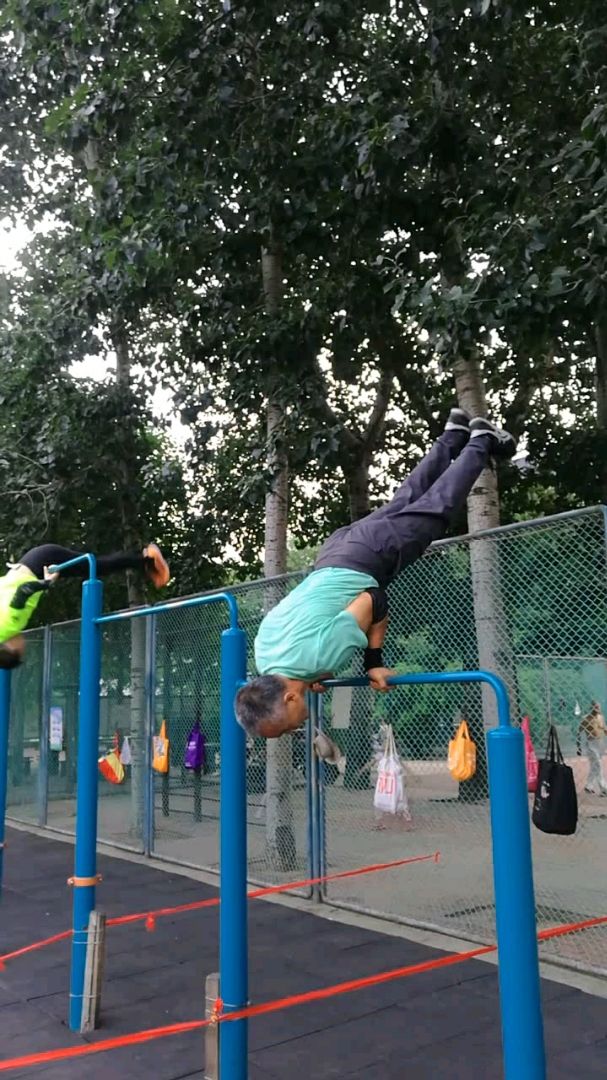 通体健身老当益壮!大爷单杠上倒立