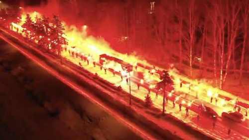 俄球迷点燃百米公路,护送球队大巴