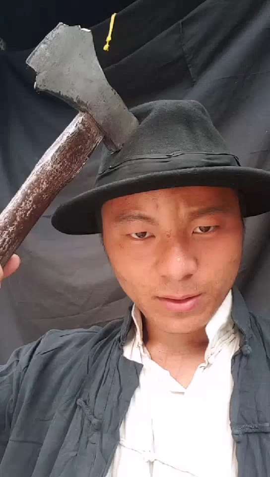斧头帮,哈哈,他是演员