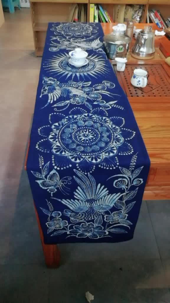 灿老师 @火山小助手 苗族蜡染技艺桌旗