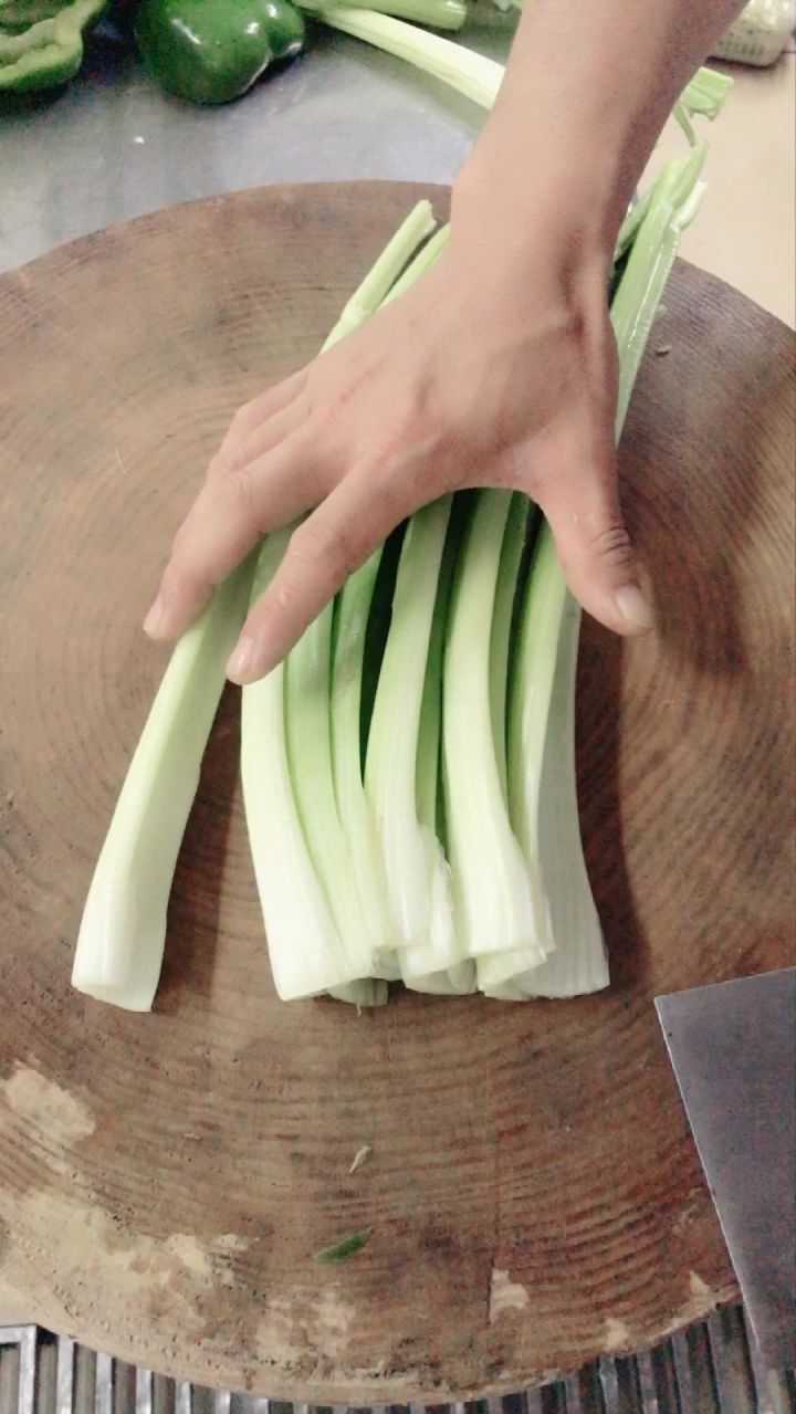 切西芹怎么切最快,可以试试这刀法.