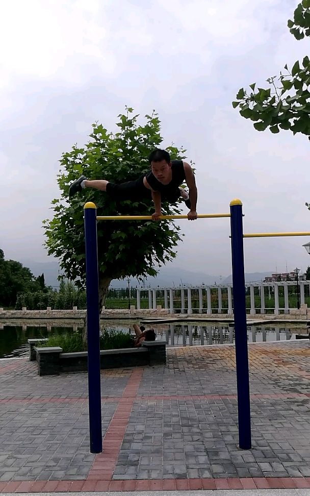 单杠表演飞机撑