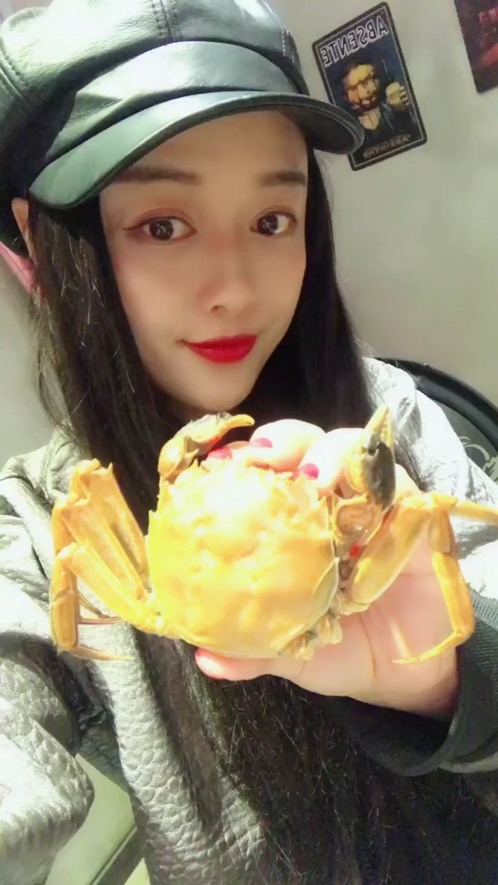 美女吃大闸蟹