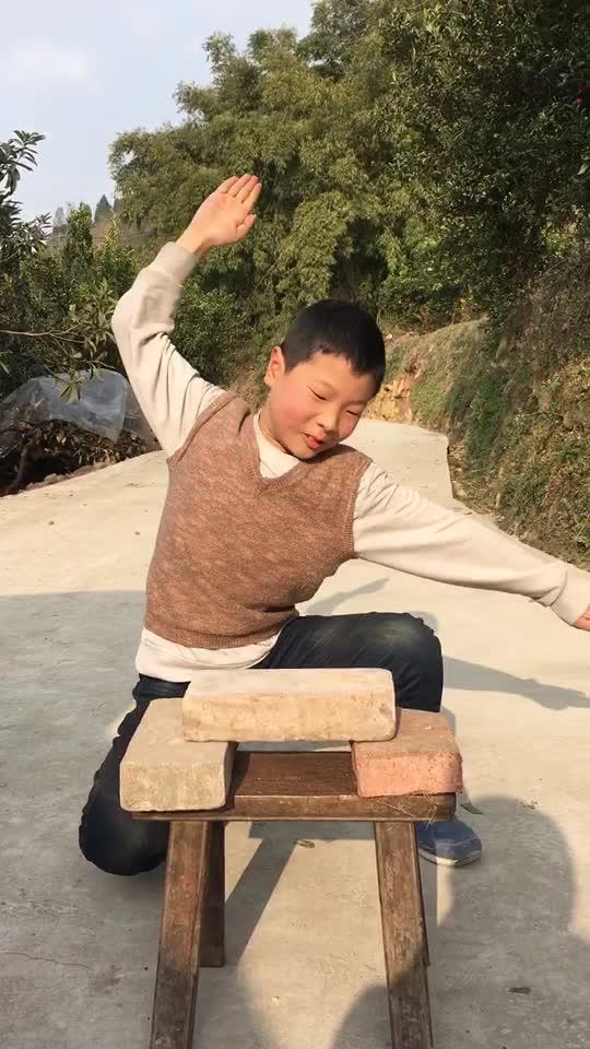 11岁手劈砖头,厉害了