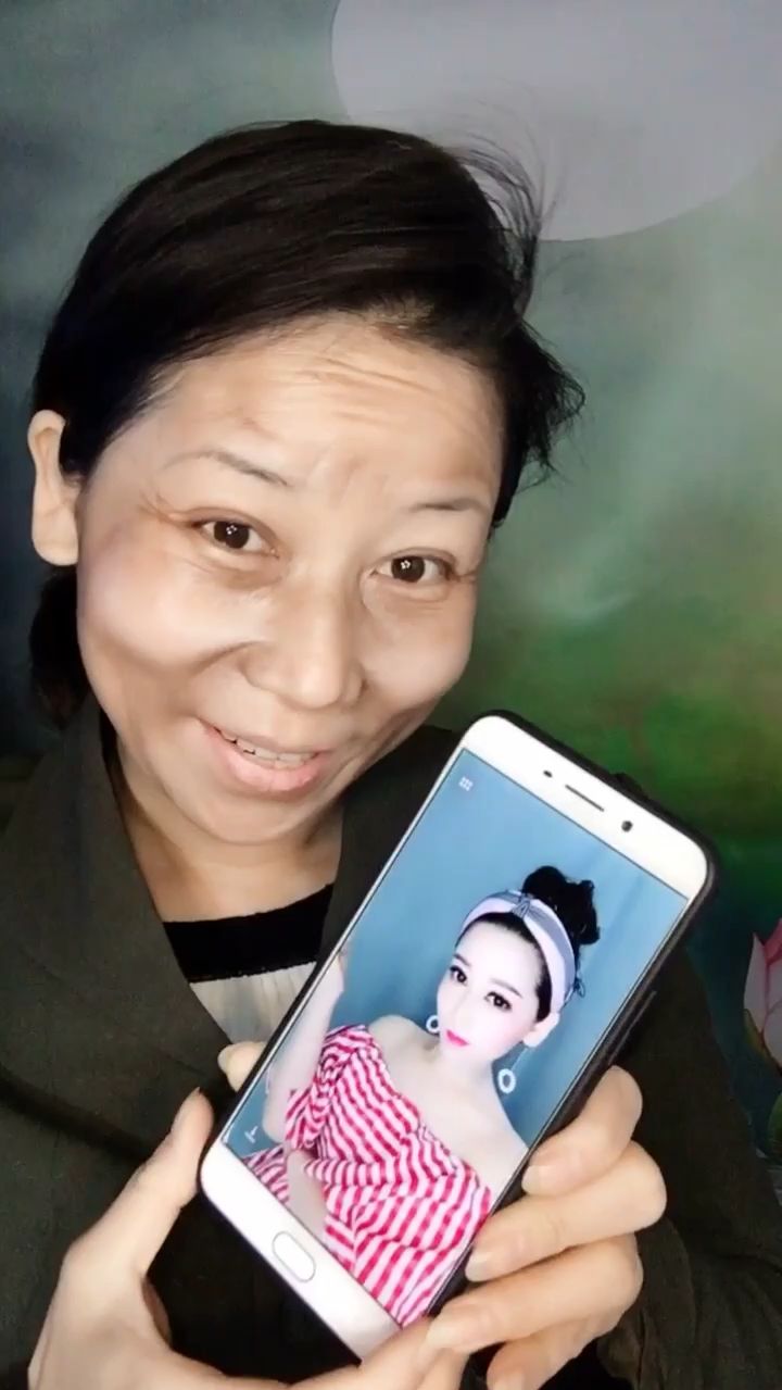 农村大妈学会化妆成功约会男神到底哪个是她自己