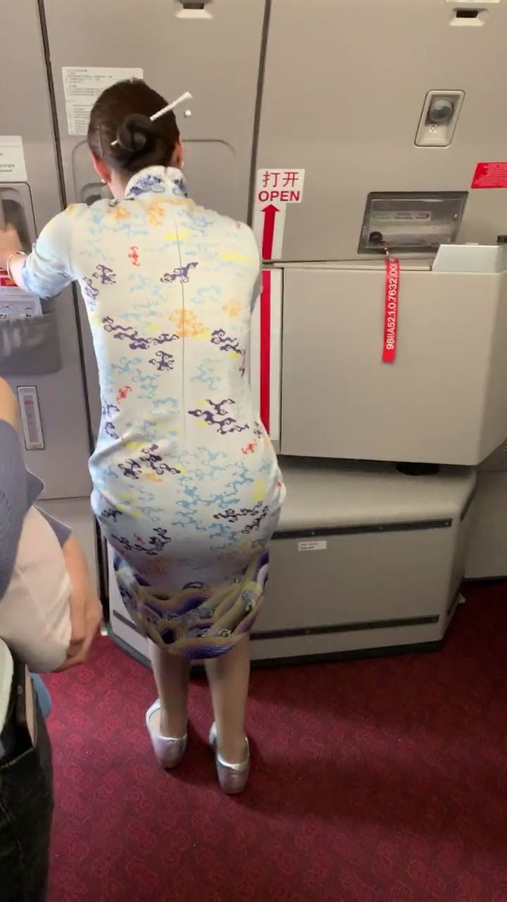 空姐开飞机舱门
