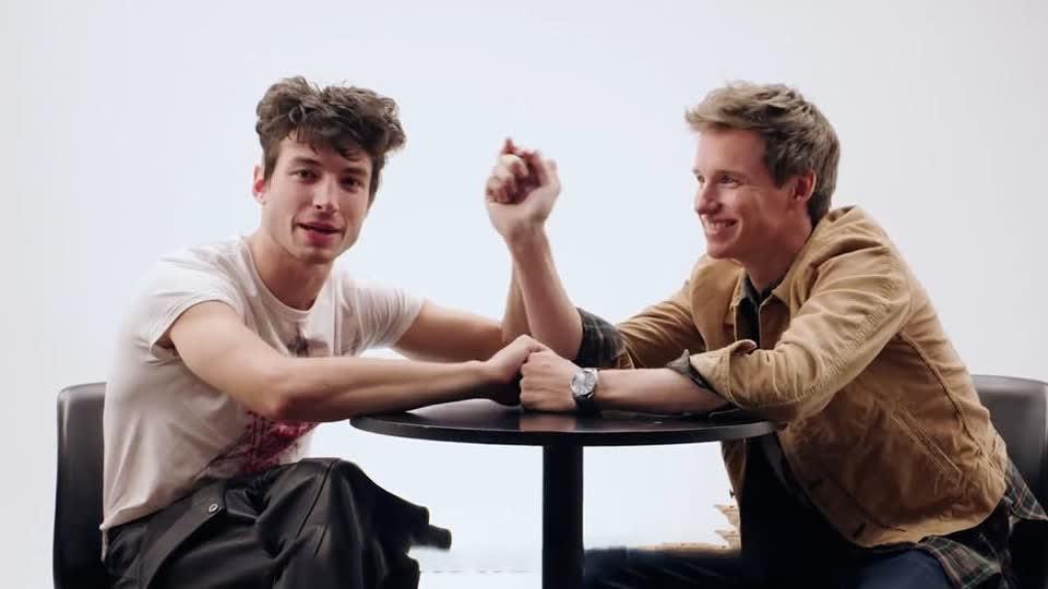 ezra和小雀斑手牵手直视对方深情诵读网友对他们的称赞,两个人要不要